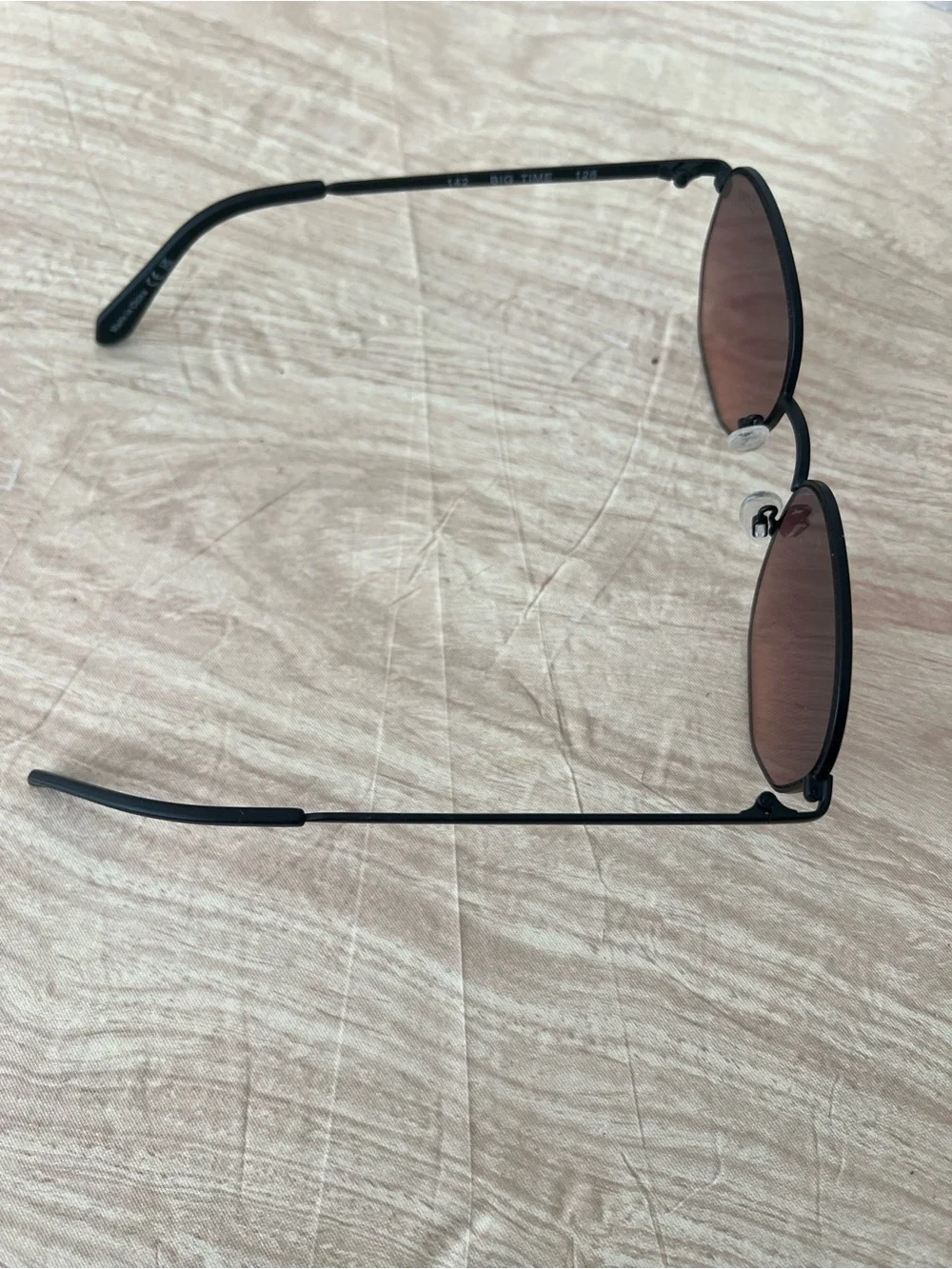 Quay Australia “Big time” Frame Sunglasses with Brown Lenses